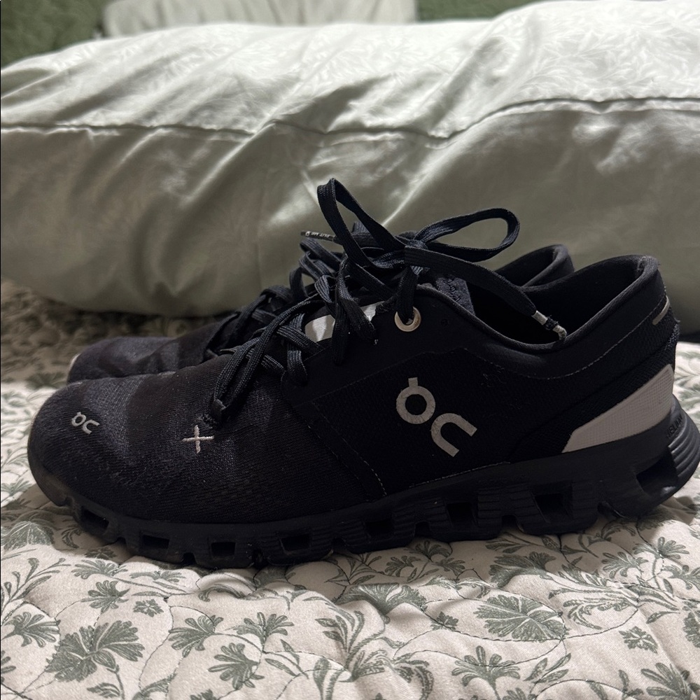 On Running Black Sneakers - Picture 4 of 4